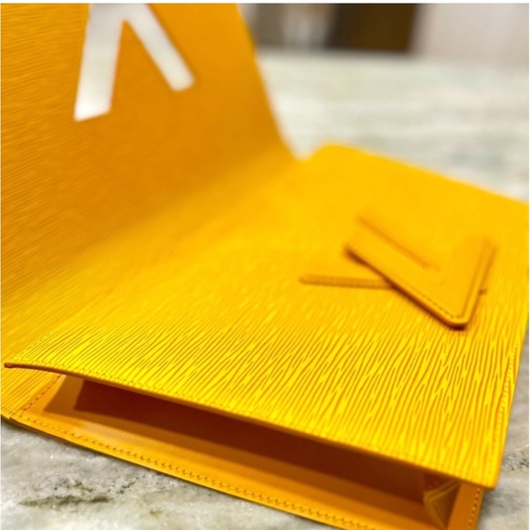 🌟HOST PICK🌟 Limited Edition Louis Vuitton Epi Leather Large Clutch Bag - Picture 9 of 16